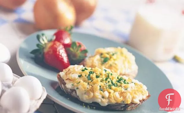 Goldene Zwiebeln und Eier auf Toast