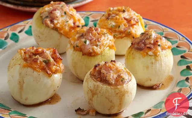 Gegrillte gefüllte Zwiebeln