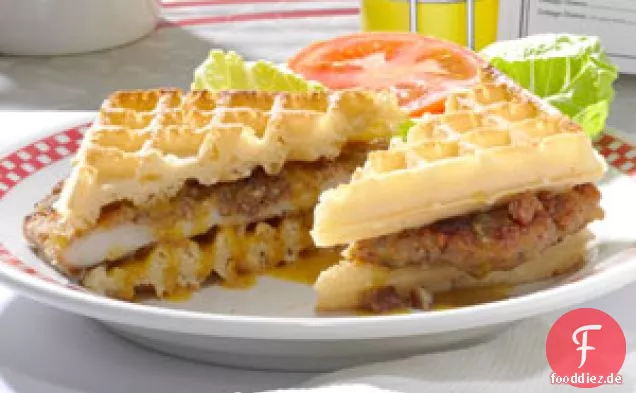 Hühnchen-Waffel-Sandwiches mit Pekannusskruste