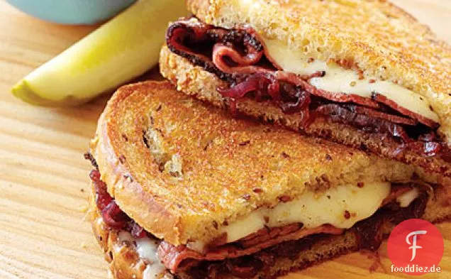 Gegrillte Pastrami, Schweizer und Süße zwiebelmarmelade auf Roggen