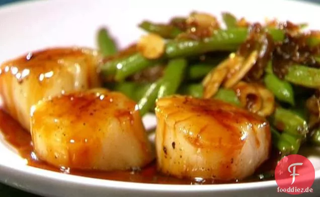 Mit Karamell glasierte Jakobsmuscheln