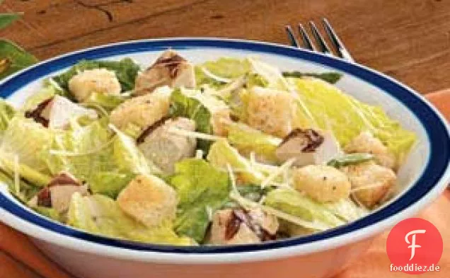 Einfacher Caesar-Salat mit gegrilltem Hühnchen