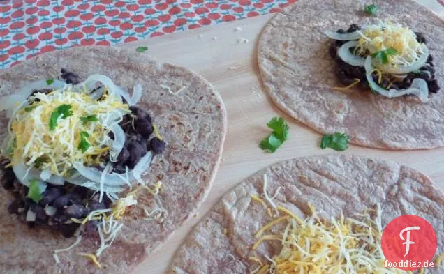 Bohnen-Burritos mit eingelegten Zwiebeln