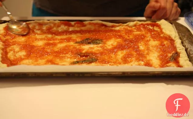 Weiße Pizza Mit Ricotta, Getrockneten Tomaten Und Frühlingszwiebeln