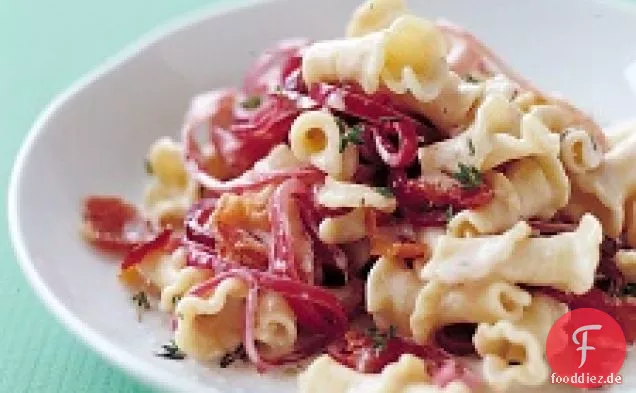 Pasta mit Zwiebeln, Speck und Ziegenkäse