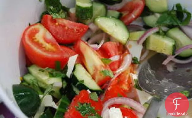 Tomaten-, Zwiebel- und Gurkensalat