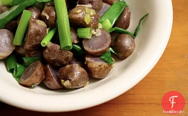 Warmer blauer Kartoffel- und Frühlingszwiebelsalat