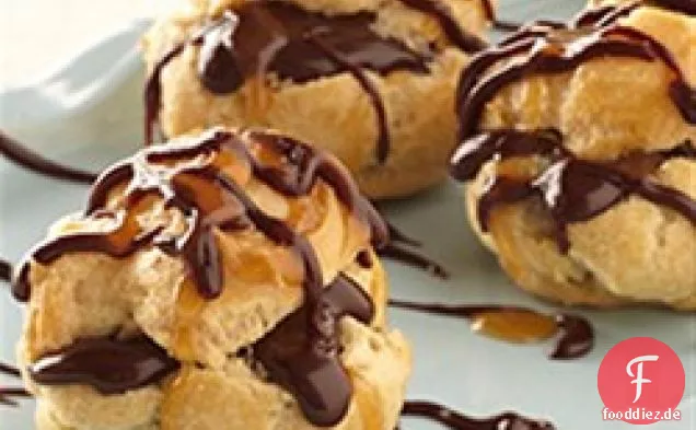 Dunkle Schokoladen-Karamell-Windbeutel