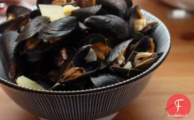 Muscheln mit rauchigem Schinken und Vidalia Zwiebeln