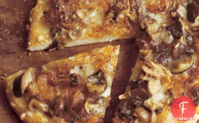 Wild-Pilz-Pizza Mit Karamellisierten Zwiebeln, Fontina Und Rosmarin
