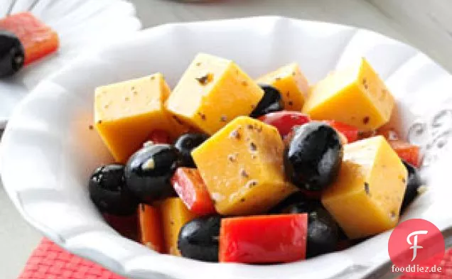 Marinierter Käse mit Paprika und Oliven