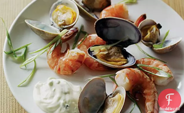 Cedar-gedämpfte Garnelen und Muscheln mit Zwiebelmayonnaise