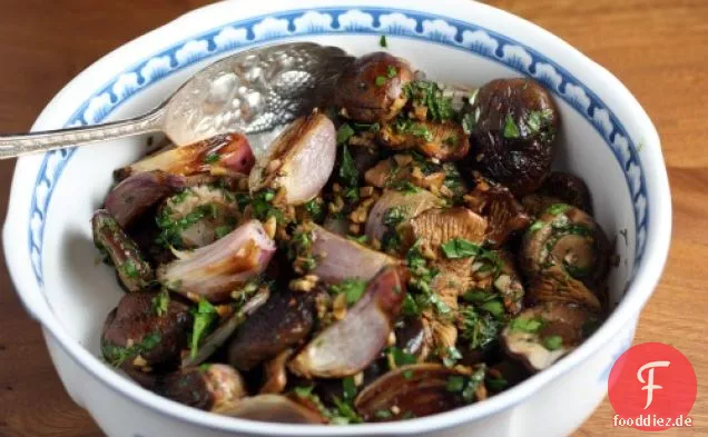 Gebratene Pilze und Schalotten mit frischen Kräutern