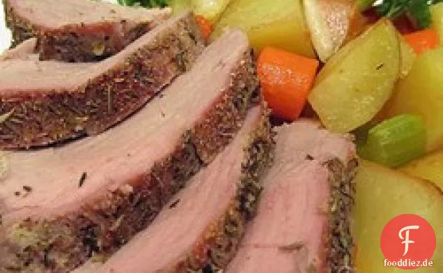 Mit Kräutern gebratene Schweinelende und Kartoffeln