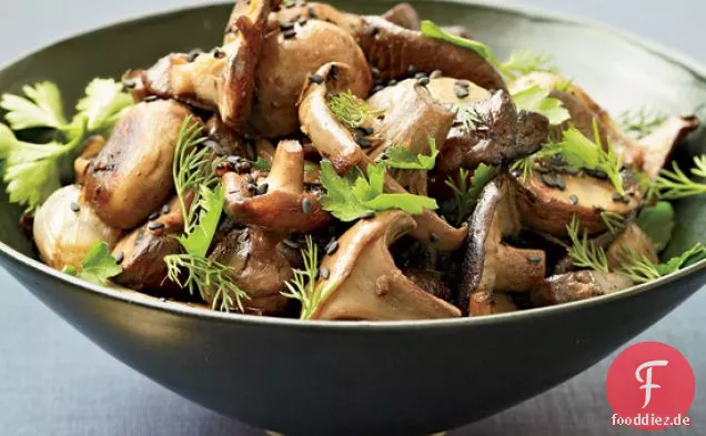 Gebratene Pilze und Schalotten mit frischen Kräutern