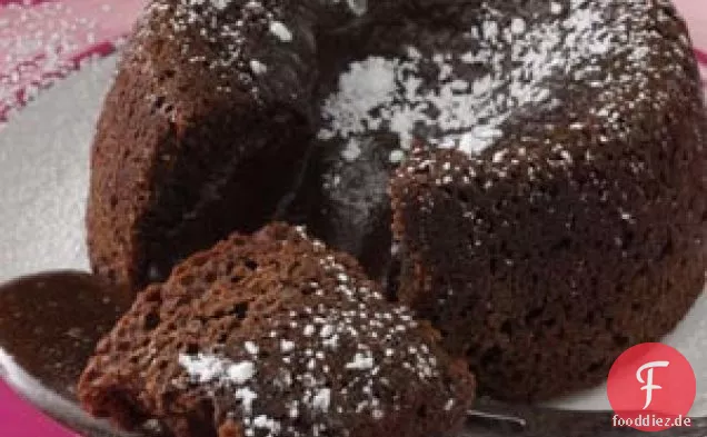 Geschmolzene Kuchen mit gewürzter Schokolade