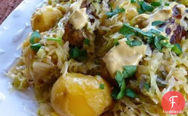 Geschmorte Hähnchen-Apfelwürste und Kohl