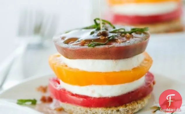 Tomaten-Mozzarella-Turm mit Schalotten-Speck-Dressing