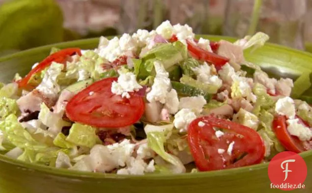 Mediterraner Salat mit gehacktem Hühnchen und Feta-Vinaigrette