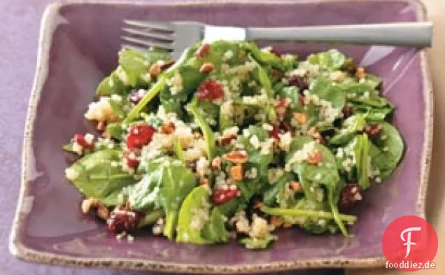 Quinoa-Salat mit verwelktem Spinat