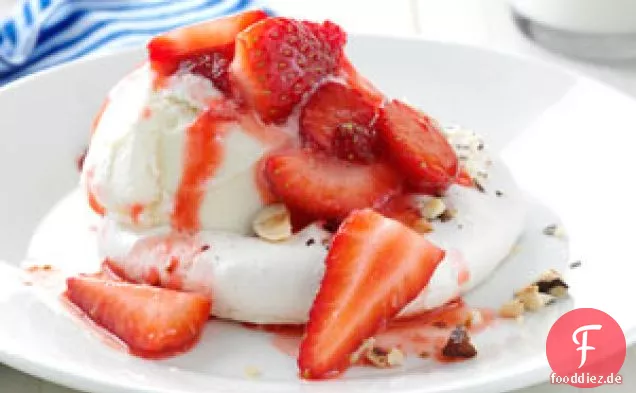 Erdbeer-Haselnuss-Baiser-Shortcakes