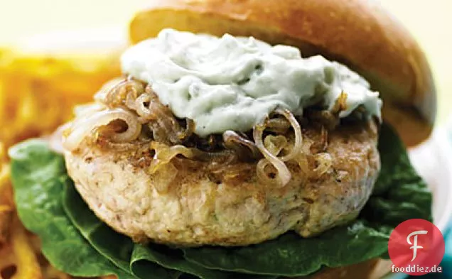 Chicken-Burger mit Karamellisierten Schalotten und Blauschimmelkäse