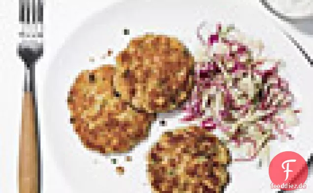 Fischkuchen mit Krautsalat und Meerrettich-Dill-Sauce