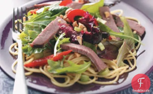 Thailändischer Nudelsalat mit Rindfleisch