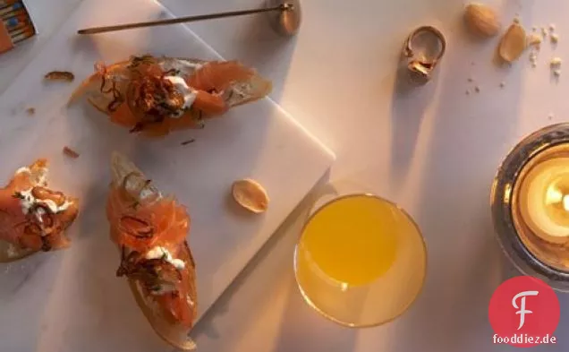 Geräucherter Lachs mit knusprigen Schalotten und Dillcreme