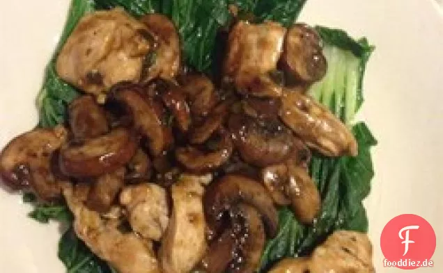 Baby-Pok Choi nach chinesischer Art mit Pilzsauce