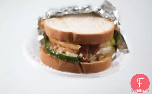 BLC (Speck, Salat und Gurke) mit würziger Kreuzkümmel-Minz-Mayonnaise