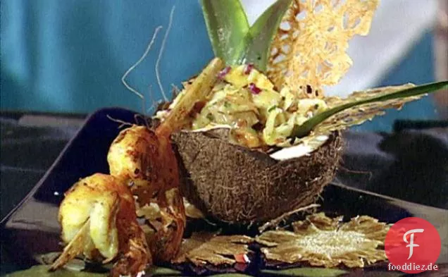 Glasierter Zuckerhut-Ananas-Hummer-Salat, garniert mit gerösteter Kokosnuss und gegrillten Garnelen nach kubanischer Zitrusart