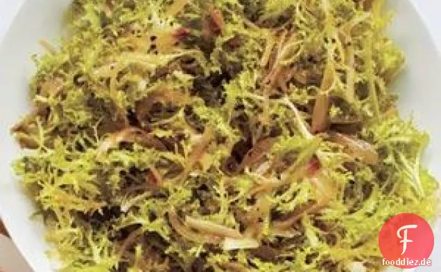 Frisée mit warmer Schalotten-Vinaigrette