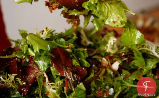 Mesclun-Salat mit Gebratenen Schalotten und Blauschimmelkäse