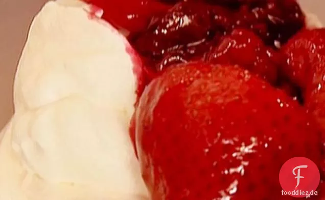 Baiser Schlagsahne mit gerösteten Beeren