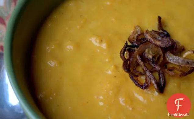 Curry-Karotten-Apfel-Suppe mit gebratenen Schalotten