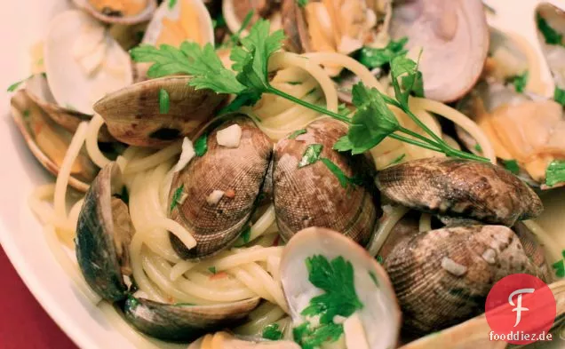 Spaghetti und Muscheln in Weißweinsauce