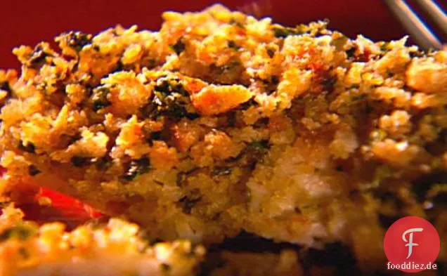 Gebackener Wolfsbarsch mit hausgemachter Knoblauchbutter und Kräuterbrösel-Topping