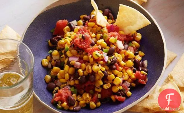 Gegrillte Mais-Bohnen-Salsa mit gebackenen Mais-Chips