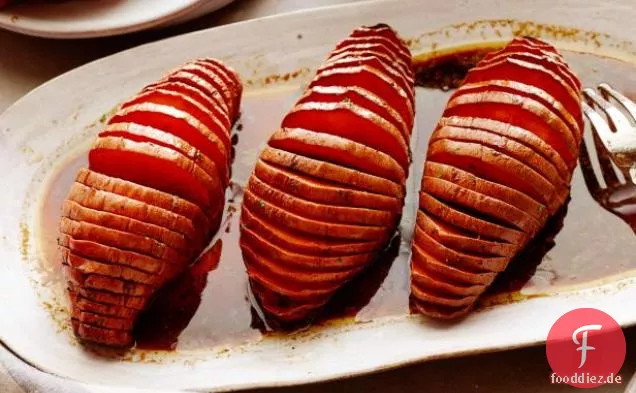 Gegrillte Hassleback-Süßkartoffeln mit Melasse-Muskatnuss-Butter