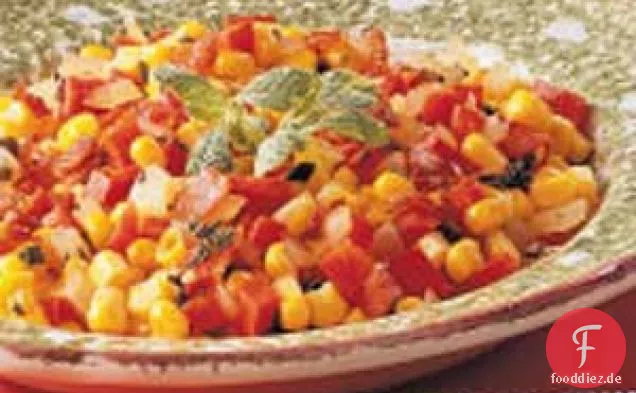 Pfanne mit rotem Pfeffer und Mais