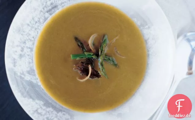 Spargelsuppe mit gerösteten Schalotten und Morcheln