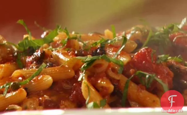 Puttanesca mit Thunfisch-Polpette und Penne