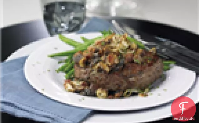 Steaks mit Pilzen, Blauschimmelkäse & Frizzled Schalotten