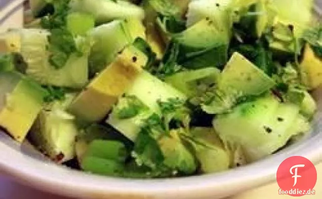 Pikanter Gurken-Avocado-Salat
