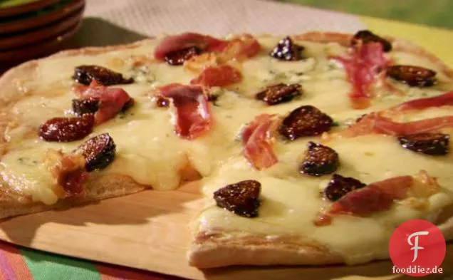 Vier-Käse-Pizza mit Feigen und Prosciutto