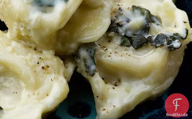 Tortellini mit Basilikum-Sahnesauce