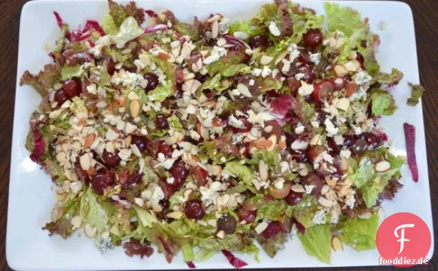 Gemischtes Grün mit Trauben, Gorgonzola (oder Roquefort) und Mandeln