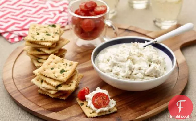 Krabbendip mit Knoblauch-Saltines und gerösteten Kirschtomaten
