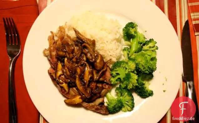 Abendessen heute Abend: Gebratenes Rib-Eye-Steak, sautierte Schalotten und Shiitake-Pilze